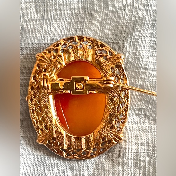 Vintage Hand Carved Shell Cameo 1.5" Brooch Pendant 10.5g Italian Heirloom - Picture 6 of 8